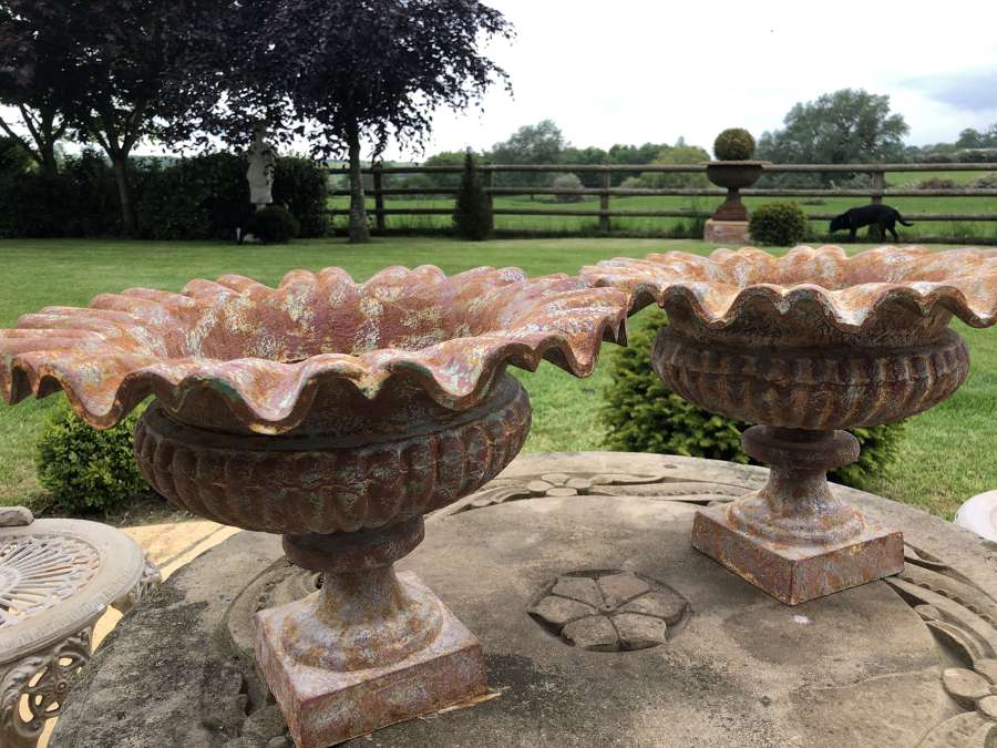 Pair of cast iron crinkle urns - Cast iron planters