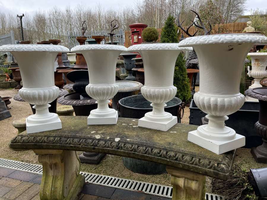 Set of four cast iron urns in white 43 cm