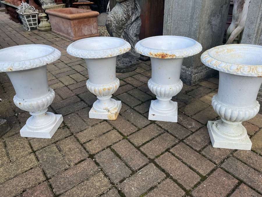 Set of four cast iron urns in white 43 cm