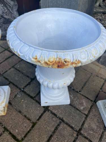 Set of four cast iron urns in white 43 cm