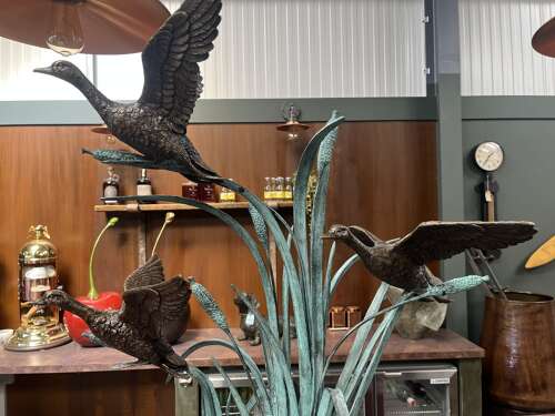 Bronze bird statue - Sculpture of flying ducks - bronze garden art