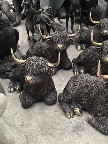 Laying Highland cow in bronze - bronze animal ornament